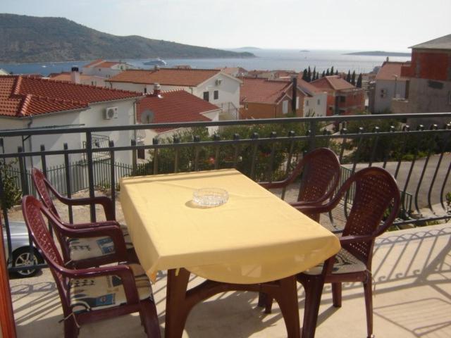 Apartments Ada Примоштен Екстер'єр фото