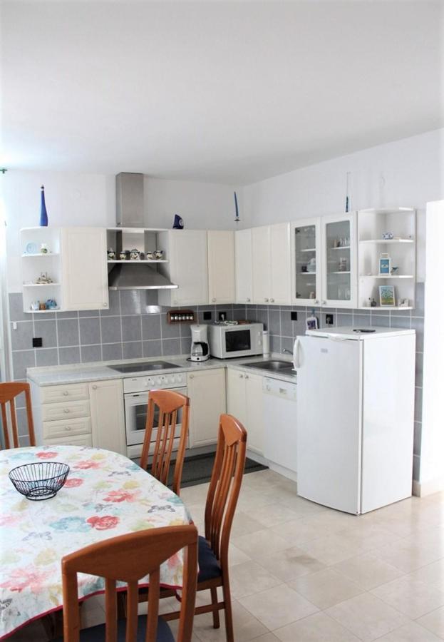 Apartments Ada Примоштен Екстер'єр фото